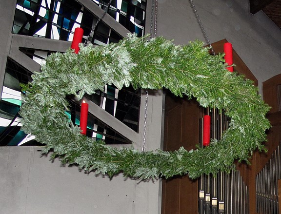 Adventskranz der Johanneskirche, unter diesem fand das Konzert statt